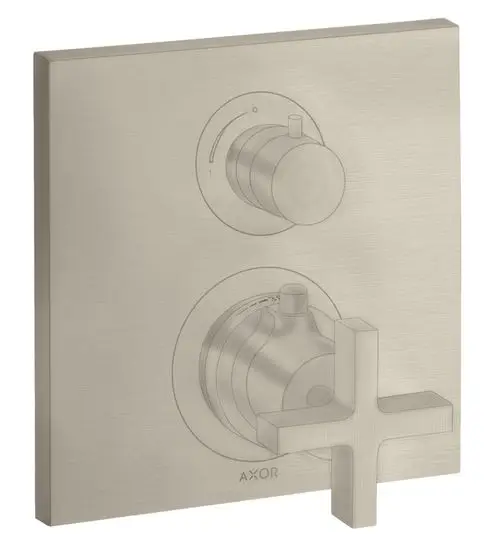 Thermostatventil mit Ab- und Umstellfunktion von AXOR, bestehend aus einem runden Bedienknopf und einem Kreuzgriff, in brushed Nickel-Oberfläche montiert auf quadratischem Plattenfeld.